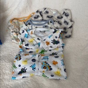 🌺🌺🌺 5/$25 Baby boys onesies/pajamas